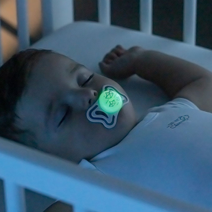 Schlafposition Neugeborenes: So schlafen Babys sicher